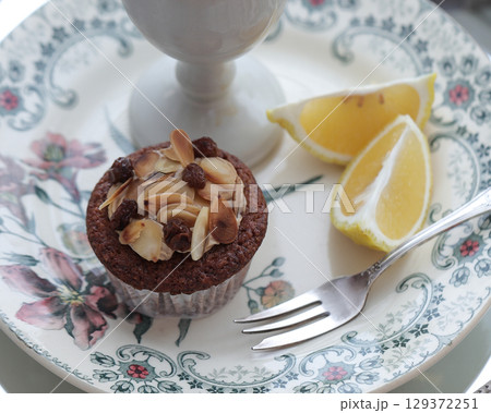 アーモンドとレーズンをトッピングしたキャロットケーキ アーモンドとレーズンをトッピングしたキャロットケーキ 129372251