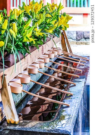 氷川神社手水舎花手水 氷川神社手水舎花手水 129372451