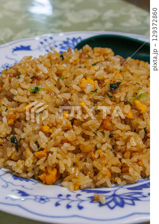 家庭的で素朴な自家製のおいしいチャーハン 129372860