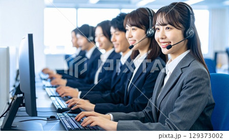 コールセンターのオペレーター 129373002