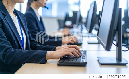 コールセンターのオペレーター 129373005