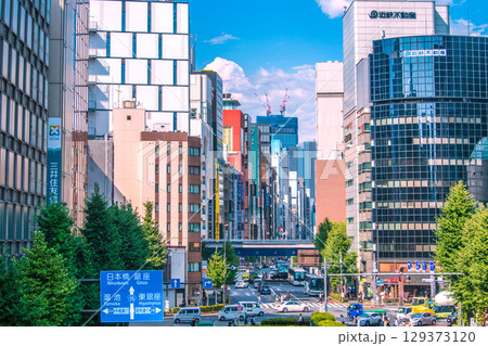 日本の東京都市景観 8月。猛烈な暑さ…銀座四丁目やセイコーハウス銀座などを望む。奥上に再開発のビル 日本の東京都市景観 8月。猛烈な暑さ…銀座四丁目やセイコーハウス銀座などを望む。奥上に再開発のビル 129373120