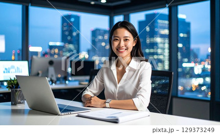 パソコンで仕事をする女性社員ポートレート 129373249