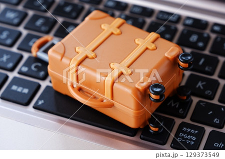 旅行用のスーツケース - スーツケースを用意して、旅行へ出発するイメージ 旅行用のスーツケース - スーツケースを用意して、旅行へ出発するイメージ 129373549