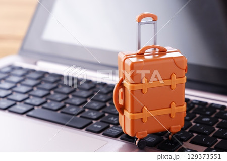 旅行用のスーツケース - スーツケースを用意して、旅行へ出発するイメージ 旅行用のスーツケース - スーツケースを用意して、旅行へ出発するイメージ 129373551