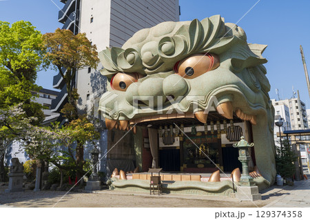 難波八阪神社の巨大獅子頭の社殿 129374358