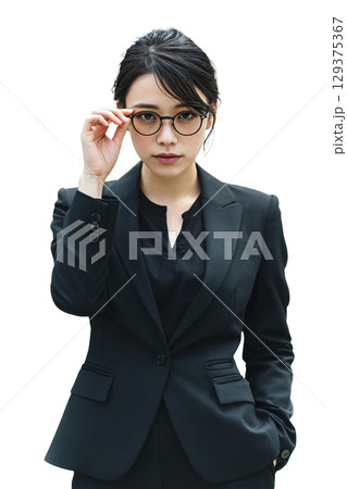スーツ姿の日本人女性ビジネスパーソンのポートレート(透過背景)|女性,スーツ,ビジネス,背景透過 スーツ姿の日本人女性ビジネスパーソンのポートレート(透過背景)|女性,スーツ,ビジネス,背景透過 129375367