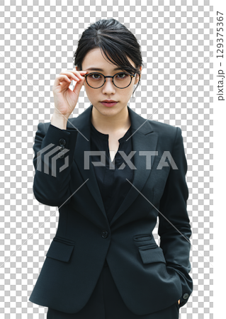 スーツ姿の日本人女性ビジネスパーソンのポートレート(透過背景)|女性,スーツ,ビジネス,背景透過 スーツ姿の日本人女性ビジネスパーソンのポートレート(透過背景)|女性,スーツ,ビジネス,背景透過 129375367