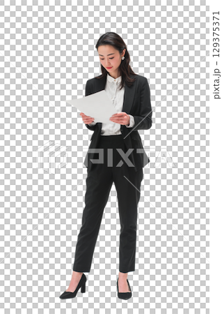 Portrait of a Japanese female business person in a suit (transparent background) | Woman, suit, business, transparent background 129375371