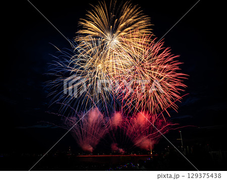 夏の海の夜空に咲く花火大会の花火 夏の海の夜空に咲く花火大会の花火 129375438