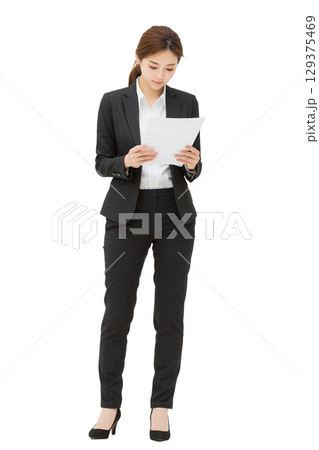 スーツ姿の日本人女性ビジネスパーソンのポートレート（透過背景）｜女性,スーツ,ビジネス,背景透過 129375469