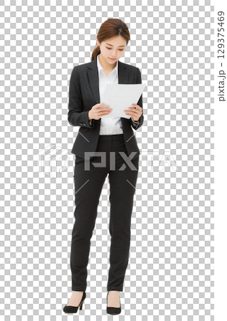 スーツ姿の日本人女性ビジネスパーソンのポートレート（透過背景）｜女性,スーツ,ビジネス,背景透過 129375469
