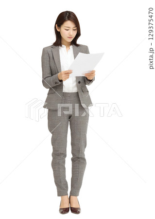スーツ姿の日本人女性ビジネスパーソンのポートレート（透過背景）｜女性,スーツ,ビジネス,背景透過 129375470