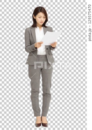 スーツ姿の日本人女性ビジネスパーソンのポートレート（透過背景）｜女性,スーツ,ビジネス,背景透過 129375470