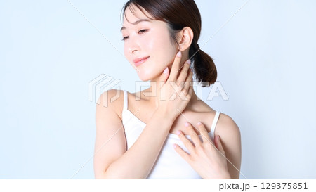女性のポートレート　ビューティーイメージ 129375851