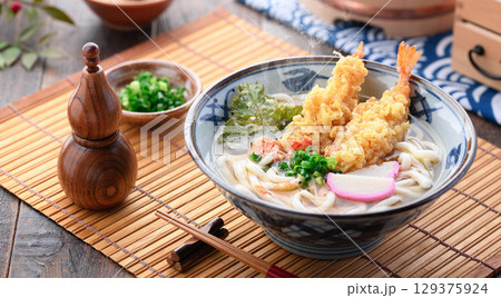 出来立て湯気立つ天ぷらうどん　大葉と海老天　星形人参とネギ入り　冬の温かい和食ランチ 129375924