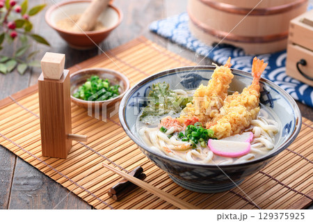 出来立て湯気立つ天ぷらうどん 大葉と海老天 星形人参とネギ入り 冬の温かい和食ランチ 出来立て湯気立つ天ぷらうどん 大葉と海老天 星形人参とネギ入り 冬の温かい和食ランチ 129375925
