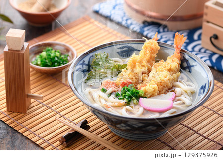 出来立て湯気立つ天ぷらうどん 大葉と海老天 星形人参とネギ入り 冬の温かい和食ランチ 出来立て湯気立つ天ぷらうどん 大葉と海老天 星形人参とネギ入り 冬の温かい和食ランチ 129375926
