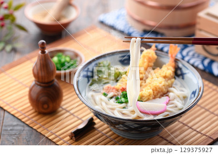 出来立て湯気立つ天ぷらうどん 大葉と海老天 星形人参とネギ入り 冬の温かい和食ランチ 出来立て湯気立つ天ぷらうどん 大葉と海老天 星形人参とネギ入り 冬の温かい和食ランチ 129375927