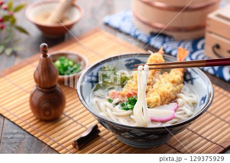 出来立て湯気立つ天ぷらうどん 大葉と海老天 星形人参とネギ入り 冬の温かい和食ランチ 出来立て湯気立つ天ぷらうどん 大葉と海老天 星形人参とネギ入り 冬の温かい和食ランチ 129375929