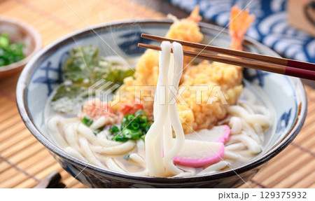 出来立て湯気立つ天ぷらうどん　大葉と海老天　星形人参とネギ入り　冬の温かい和食ランチ 129375932