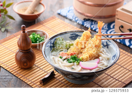 出来立て湯気立つ天ぷらうどん 大葉と海老天 星形人参とネギ入り 冬の温かい和食ランチ 出来立て湯気立つ天ぷらうどん 大葉と海老天 星形人参とネギ入り 冬の温かい和食ランチ 129375933