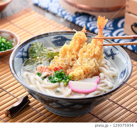 出来立て湯気立つ天ぷらうどん　大葉と海老天　星形人参とネギ入り　冬の温かい和食ランチ 129375934