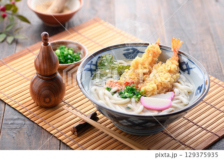出来立て湯気立つ天ぷらうどん 大葉と海老天 星形人参とネギ入り 冬の温かい和食ランチ 出来立て湯気立つ天ぷらうどん 大葉と海老天 星形人参とネギ入り 冬の温かい和食ランチ 129375935