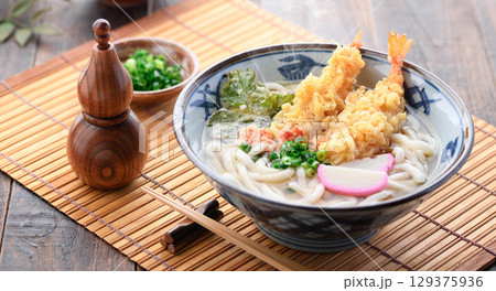 出来立て湯気立つ天ぷらうどん 大葉と海老天 星形人参とネギ入り 冬の温かい和食ランチ 出来立て湯気立つ天ぷらうどん 大葉と海老天 星形人参とネギ入り 冬の温かい和食ランチ 129375936