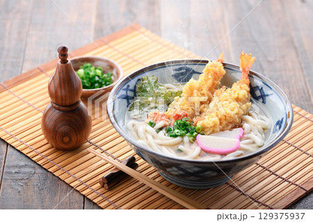 出来立て湯気立つ天ぷらうどん 大葉と海老天 星形人参とネギ入り 冬の温かい和食ランチ 出来立て湯気立つ天ぷらうどん 大葉と海老天 星形人参とネギ入り 冬の温かい和食ランチ 129375937