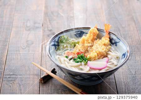 出来立て湯気立つ天ぷらうどん 大葉と海老天 星形人参とネギ入り 冬の温かい和食ランチ 出来立て湯気立つ天ぷらうどん 大葉と海老天 星形人参とネギ入り 冬の温かい和食ランチ 129375940
