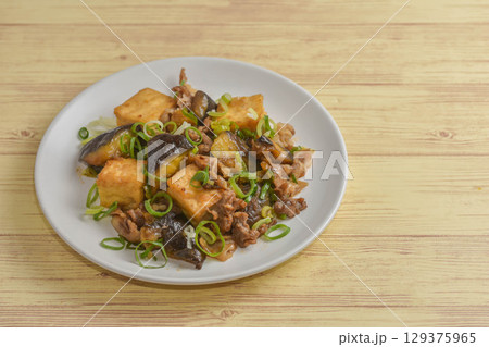 厚揚げと茄子と豚肉のオイスターソース炒め 129375965
