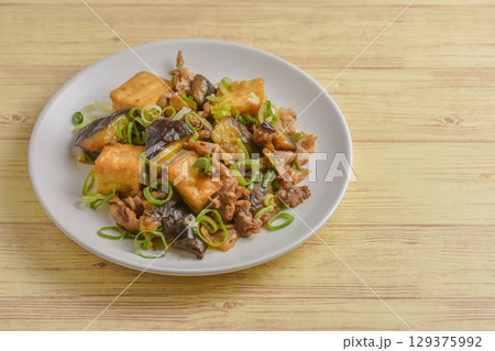 厚揚げと茄子と豚肉のオイスターソース炒め 129375992