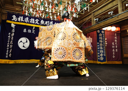 石見神楽 (夜神楽) 神社拝殿舞台で舞う演者 石見神楽 (夜神楽) 神社拝殿舞台で舞う演者 129376114