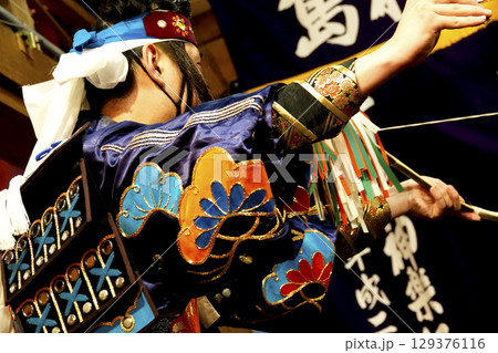 石見神楽 (夜神楽) 神社拝殿舞台で舞う演者 石見神楽 (夜神楽) 神社拝殿舞台で舞う演者 129376116