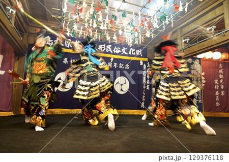 石見神楽 (夜神楽) 神社拝殿舞台で舞う演者 石見神楽 (夜神楽) 神社拝殿舞台で舞う演者 129376118
