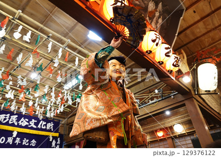 石見神楽 (夜神楽) 神社拝殿舞台で舞う演者 石見神楽 (夜神楽) 神社拝殿舞台で舞う演者 129376122