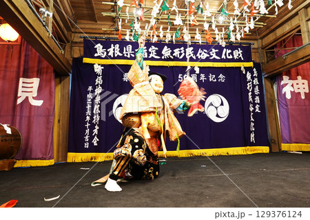 石見神楽 (夜神楽) 神社拝殿舞台で舞う演者 石見神楽 (夜神楽) 神社拝殿舞台で舞う演者 129376124