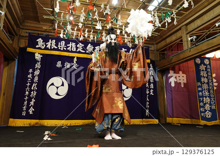 石見神楽 (夜神楽) 神社拝殿舞台で舞う演者 石見神楽 (夜神楽) 神社拝殿舞台で舞う演者 129376125