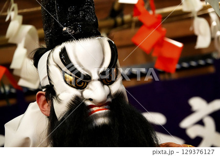 石見神楽 (夜神楽) 神社拝殿舞台で舞う演者 石見神楽 (夜神楽) 神社拝殿舞台で舞う演者 129376127