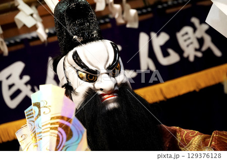 石見神楽 (夜神楽) 神社拝殿舞台で舞う演者 129376128