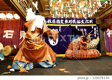 石見神楽 (夜神楽) 神社拝殿舞台で舞う主人公の演者と大蛇 石見神楽 (夜神楽) 神社拝殿舞台で舞う主人公の演者と大蛇 129376130