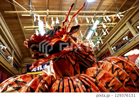 石見神楽 (夜神楽) 神社拝殿舞台で蜷局を巻く大蛇 129376131
