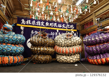 石見神楽 (夜神楽) 神社拝殿舞台で蜷局を巻く大蛇 129376132