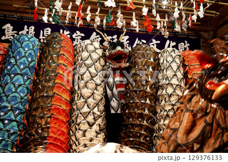 石見神楽 (夜神楽) 神社拝殿舞台で蜷局を巻く大蛇 129376133