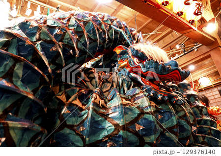 石見神楽 (夜神楽) 神社拝殿舞台で蜷局を巻く大蛇 石見神楽 (夜神楽) 神社拝殿舞台で蜷局を巻く大蛇 129376140