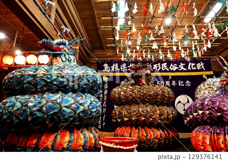 石見神楽 (夜神楽) 神社拝殿舞台で蜷局を巻く大蛇 129376141