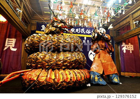 石見神楽 (夜神楽) 神社拝殿舞台で大蛇を退治する主人公の演者 石見神楽 (夜神楽) 神社拝殿舞台で大蛇を退治する主人公の演者 129376152