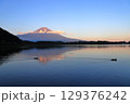 のどかな湖畔 129376242