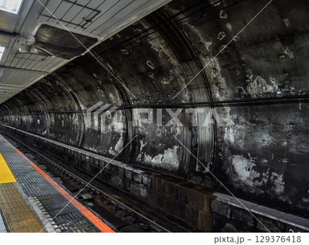 JR東日本「馬喰町駅」のホームとトンネルの壁 JR東日本「馬喰町駅」のホームとトンネルの壁 129376418